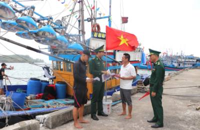 Chiến sĩ biên phòng tuyên truyền, hướng dẫn ngư dân các quy định về quyền, nghĩa vụ công dân trong bầu cử. Ảnh: Đinh Hương - TTXVN