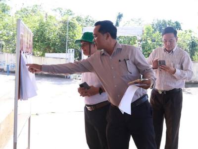 Lãnh Đảng ủy xã Bù Gia Mập kiểm tra bảng danh sách cử tri. Ảnh: K GỬIH-TTXVN 