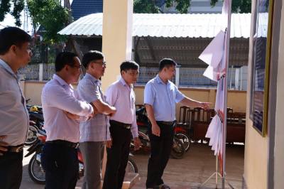 Lãnh đạo xã Bù Gia Mập kiểm tra công tác chuẩn bị bầu cử. Ảnh: K GỬIH-TTXVN 