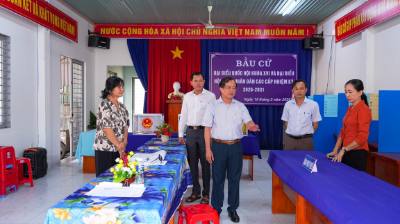 Lãnh đạo tỉnh Tây Ninh kiểm tra thùng phiếu, phiếu bầu và tài liệu tại một điểm bỏ phiếu phường Tân Ninh, bảo đảm đầy đủ trước ngày cử tri đi bỏ phiếu. Ảnh: Thanh Tân - TTXVN