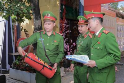 Ông Lê Văn Thinh (ngoài cùng, bên phải), Phó Trưởng Công an phường Cửa Nam (TP Hà Nội) trực tiếp chỉ đạo các đơn vị rà soát toàn bộ hệ thống thiết bị, tăng cường kiểm tra, quản lý địa bàn, kịp thời phát hiện, ngăn ngừa các nguy cơ mất an ninh. Ảnh: Phan Phương – TTXVN