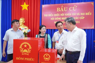 Ủy viên Trung ương Đảng, Phó Bí thư Thường trực Tỉnh ủy, Chủ tịch HĐND tỉnh Đồng Nai Tôn Ngọc Hạnh kiểm tra công tác bầu cử tại xã Bom Bo. Ảnh: Nhật Bình – TTXVN