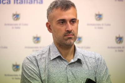 Ông Chinappi trả lời phỏng vấn phóng viên TTXVN tại Rome. Ảnh: Hải Đăng - PV TTXVN tại Italy