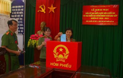 Cử tri lực lượng vũ trang bỏ phiếu bầu. Ảnh: Duy Khương – TTXVN