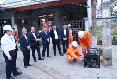 Lãnh đạo Công ty Điện lực Lai Châu cùng cán bộ kỹ thuật kiểm tra phương án dự phòng bằng máy phát điện phục vụ cho ngày bầu cử tại tổ dân cư số 16, phường Tân Phong. Ảnh: Quý Trung – TTXVN