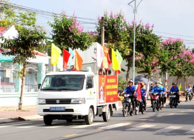 Đoàn viên phường Tân Ngãi, tỉnh Vĩnh Long tham gia tuyên truyền lưu động về các thông tin chuẩn bị cho ngày bầu cử. Ảnh: Lê Thúy Hằng – TTXVN

