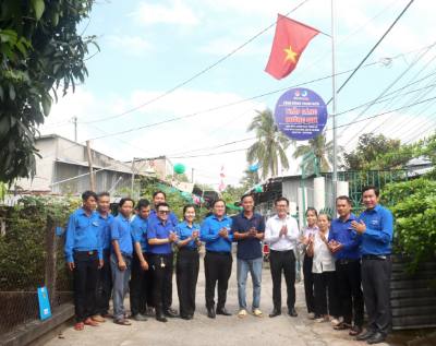 Đoàn viên cùng người dân thực hiện công trình thắp sáng đường quê. Ảnh: Lê Thúy Hằng – TTXVN
