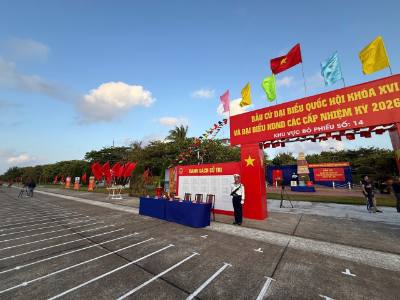 Điểm bỏ phiếu số 14, đặc khu Trường Sa, tỉnh Khành Hòa được trang trí cờ phướn rực rỡ trước ngày hội lớn của đất nước. Ảnh: TTXVN phát