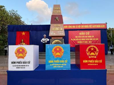 3 thùng phiếu bầu đại biểu Quốc hội khóa XVI và HĐND các cấp nhiệm kỳ 2026- 2031 đã được chuẩn bị sẵn sàng, chờ đón ngày hội người dân đi bầu cử tại đảo Trường Sa, tỉnh Khánh Hòa. Ảnh: TTXVN phát