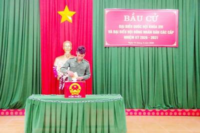 Le vote anticipé a lieu solennellement et conformément aux procédures et règlements.  Photo VNA : Hưng Thịnh