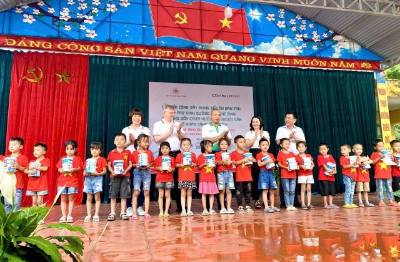 Tiến sĩ Phan Bích Thiện, Chủ tịch Diễn đàn phụ nữ Việt Nam tại châu Âu trong một hoạt động nhân đạo tại Việt Nam. Ảnh: TTXVN phát