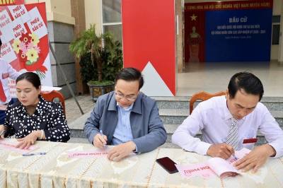 Tổ bầu cử trên đảo tiền tiêu Bạch Long Vĩ  thực hiện các công tác cho lễ bầu cử. Ảnh: TTXVN phát