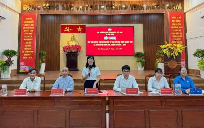 Ứng cử viên đại biểu HĐND xã Bình Hưng nhiệm kỳ 2026-2031 trình bày chương trình hành động trước cử tri tại Hội nghị tiếp xúc cử tri. Ảnh: Xuân Khu-TTXVN