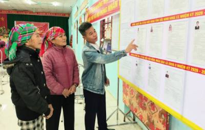 Danh sách và tiểu sử tóm tắt của các ứng cử viên được niêm yết công khai để cử tri tìm hiểu trước khi lựa chọn. Ảnh: Đồng Thúy - TTXVN