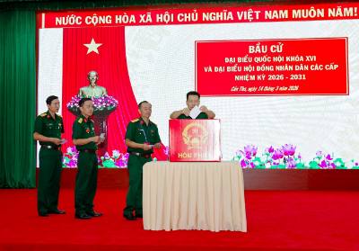Lãnh đạo Bộ đội Biên phòng thành phố Cần Thơ và các đơn vị bỏ phiếu thực hiện quyền và nghĩa vụ công dân. Ảnh: Trung Kiên - TTXVN