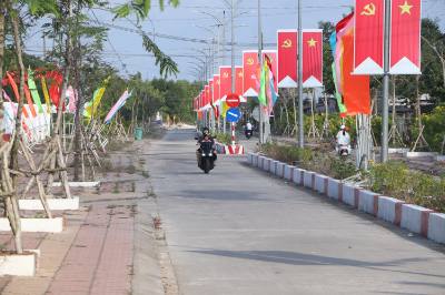 Trung tâm xã Đất Mũi được trang trí chào mừng ngày bầu cử. Ảnh: Tuấn Phi – TTXVN 