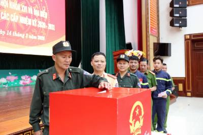 Cán bộ, chiến sĩ Công an tỉnh Đắk Lắk thực hiện việc bầu cử sớm. Ảnh: Hoài Thu – TTXVN