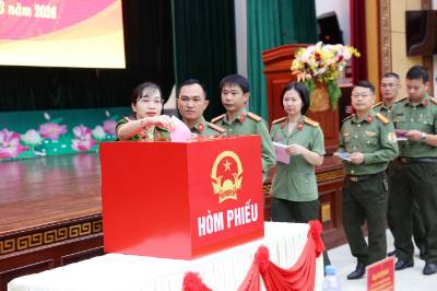 Cán bộ, chiến sĩ Công an tỉnh Đắk Lắk thực hiện việc bầu cử sớm. Ảnh: Hoài Thu – TTXVN