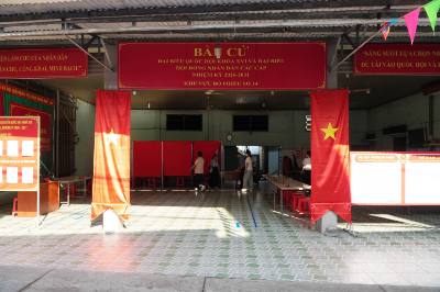 Một nhà dân tại tỉnh Đồng Nai có mặt tiền rộng khoảng 15m đã cho chính quyền địa phương mượn để làm điểm bầu cử. Ảnh: Lê Xuân-TTXVN