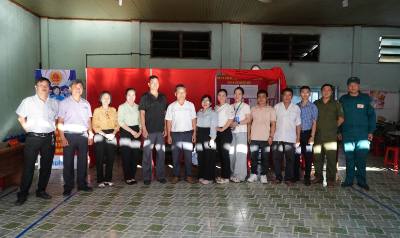 Các thành viên tổ bầu cử số 14 (xã Bình Minh, tỉnh Đồng Nai) chụp hình cùng gia đình đã có mượn nhà làm điểm bầu cử. Ảnh: Lê Xuân-TTXVN