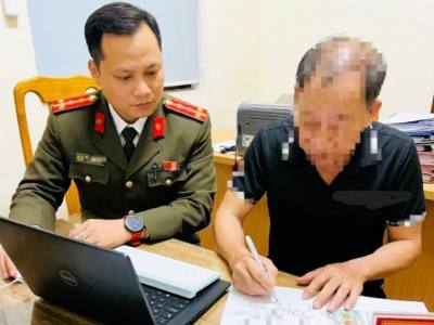 Các đối tượng tự giác gỡ bỏ bài viết, cam kết chấp hành quyết định xử phạt vi phạm hành chính. Ảnh: TTXVN phát