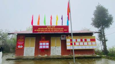 Khu vực bỏ phiếu số 22 được trang hoàng đẹp, gọn gàng phục vụ bầu cử. Ảnh: TTXVN phát