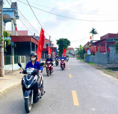 Đoàn viên thanh niên của xã Nam Thanh Miện, thành phố Hải Phòng tích cực tuyên truyền bầu cử. Ảnh: Mạnh Minh - TTXVN