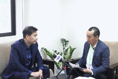 Tiến sĩ Chheang Vannarith - Phó Tổng thư ký kiêm Trưởng nhóm cố vấn của Quốc hội Campuchia, đồng thời là chuyên gia phân tích chính trị - trả lời phỏng vấn phóng viên TTXVN thường trú tại Phnom Penh. Ảnh: Hoàng Minh - PV TTXVN tại Campuchia 