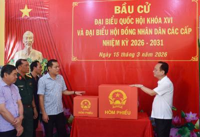 Lãnh đạo Tỉnh ủy, UBND tỉnh Cà Mau kiểm tra  thùng phiếu tại Khu vực bỏ phiếu số 1, Ban bầu cử số 1, ấp Tân Tạo, xã Vĩnh Lợi. Ảnh: Chanh Đa - TTXVN 