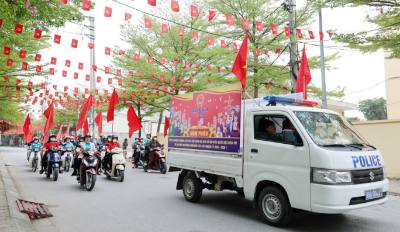 Các lực lượng phường Phương Liễu, tỉnh Bắc Ninh ra quân tuyên truyền lưu động về cuộc bầu cử. Ảnh: Thanh Thương - TTXVN