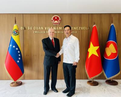 Le Dr Carolus Wimmer, président de la Maison d'amitié Venezuela-Vietnam, rencontre l'ambassadeur vietnamien au Venezuela Vu Trung My.  VNA/Photo gracieuseté