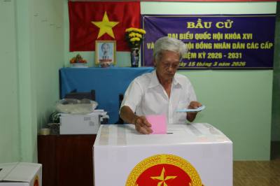 Người dân đến bỏ phiếu sớm tại xã Tân Phú Đông, tỉnh Đồng Tháp. Ảnh: Hữu Chí - TTXN