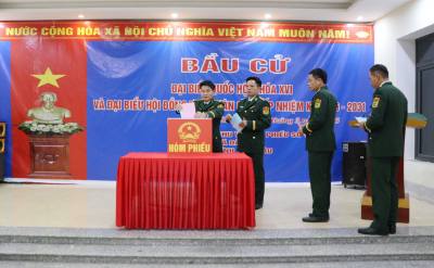 Các cử tri Đồn Biên phòng Dào San bỏ phiếu bầu cử đại biểu Quốc hội khóa XVI và đại biểu HĐND các cấp nhiệm kỳ 2026 - 2031. Ảnh: Nguyễn Oanh - TTXVN 