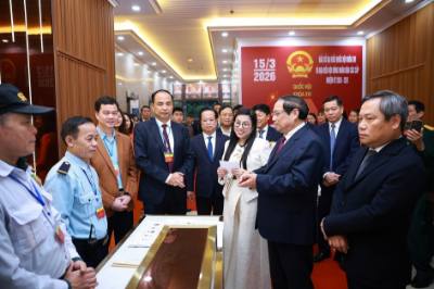 Thủ tướng Phạm Minh Chính kiểm tra công tác chuẩn bị bầu cử tại Khu vực bỏ phiếu số 21 phường Tây Hồ, thành phố Hà Nội. Ảnh: Dương Giang - TTXVN 
