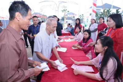 Những cử tri đầu tiên của xã nhận phiếu bầu cử. Ảnh: Trần Việt - TTXVN 