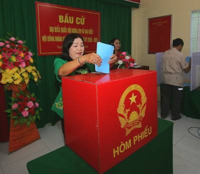 Bà Mã Thị Tươi, Phó Chủ tịch HĐND thành phố Cần Thơ bỏ phiếu tại điểm bầu cử số 4, phường Vị Tân, thành phố Cần Thơ. Ảnh: Duy Khương - TTXVN