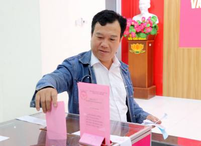 Cử tri ở xã Cà Ná thực hiện bỏ phiếu bầu đại biểu Quốc hội và HĐND các cấp, nhiệm kỳ 2026-2031. Ảnh: Công Thử - TTXVN