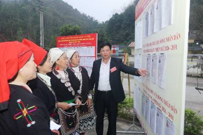 Cán bộ UBND xã Phong Quang phụ trách khu vực bầu cử hướng dẫn người dân về thủ tục bầu cử. Ảnh: Vũ Hoàng Giang - TTXVN