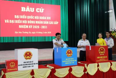 Cán bộ, chiến sĩ tại đặc khu Trường Sa thực hiện nghĩa vụ cử tri, gửi gắm niềm tin vào những đại biểu sẽ góp phần đưa đất nước ngày càng giàu mạnh. Ảnh: Đặng Tuấn - TTXVN
