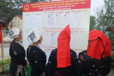 Người dân thôn Bản Bung tập trung xem danh sách người ứng cử. Ảnh: Vũ Hoàng Giang - TTXVN