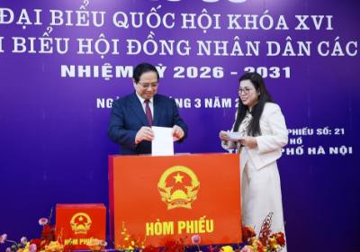 Thủ tướng Phạm Minh Chính và Phu nhân bỏ phiếu bầu tại Khu vực bỏ phiếu số 21, phường Tây Hồ, thành phố Hà Nội. Ảnh: Dương Giang-TTXVN 
