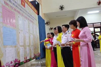 Cán bộ, chiến sĩ và nhân dân Trường Sa tham gia ngày hội non sông. Ảnh: Đặng Tuấn - TTXVN
