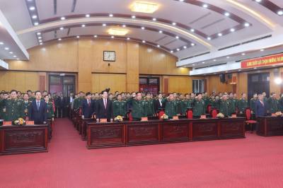 Chủ tịch nước Lương Cường và các cử tri quân đội dự lễ khai mạc bầu cử tại khu vực bỏ phiếu số 26, phường Hoàn Kiếm, thành phố Hà Nội. Ảnh: Lâm Khánh - TTXVN