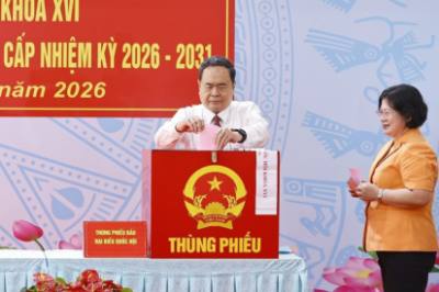 Le président de l'Assemblée nationale, Tran Thanh Man, a voté au bureau de vote n°14 de l'école secondaire Do Van Day, commune de Hoc Mon, Hô Chi Minh-Ville.  Photo : VNA