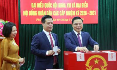 Ông Lê Mạnh Hùng, quyền Bộ trưởng Bộ Công thương bỏ phiếu bầu cử. Ảnh: Minh Thu- TTXVN