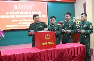 Cử tri Đồn Biên phòng cửa khẩu quốc tế Hữu Nghị, tỉnh Lạng Sơn bỏ phiếu. Ảnh: Quang Duy – TTXVN