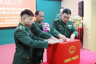 Tổ bầu cử Đồn Biên phòng cửa khẩu quốc tế Hữu Nghị, tỉnh Lạng Sơn tiến hành niêm phong hòm phiếu. Ảnh: Quang Duy - TTXVN