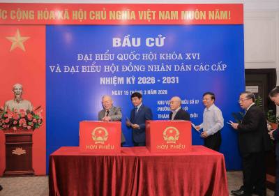 Các cử tri tiến hành bầu cử đại biểu Quốc hội khóa XVI và đại biểu HĐND các cấp nhiệm kỳ 2026 - 2031 tại Khu vực bỏ phiếu số 7 phường Phúc Lợi, thành phố Hà Nội. Ảnh: Phan Phương – TTXVN