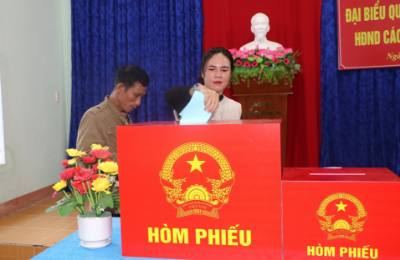 Cử tri bỏ phiếu bầu cử. Ảnh: Đinh Hương - TTXVN