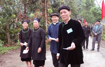 Les électeurs de la commune de Thanh Thuy, province de Tuyen Quang, se rendent aux bureaux de vote pour voter.  Photo VNA